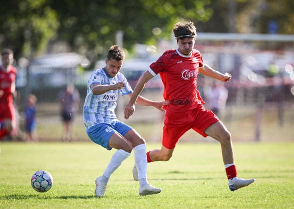 Fussball WFV Pokal 2026 2027 3. Runde 11.08.2026 FC Rottenburg - SV Stuttgarter Kickers Maximilian Zaiser (li, Kickers) gegen Raphael Langer (re, FC Rottenburg)
