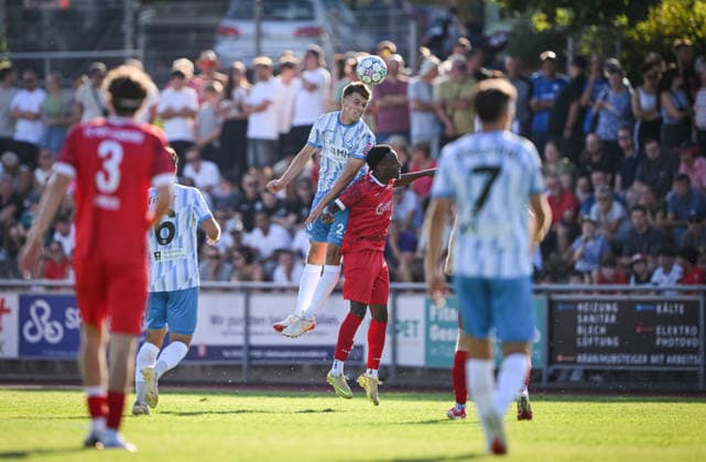 Fussball WFV Pokal 2026 2027 3. Runde 11.08.2026 FC Rottenburg - SV Stuttgarter Kickers Vincent Schwab (li, Kickers) gegen Ruben Nyanga (re, FC Rottenburg)