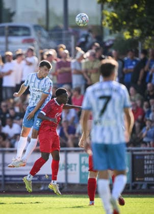 Fussball WFV Pokal 2026 2027 3. Runde 11.08.2026 FC Rottenburg - SV Stuttgarter Kickers Vincent Schwab (li, Kickers) gegen Ruben Nyanga (Mitte, FC Rottenburg)