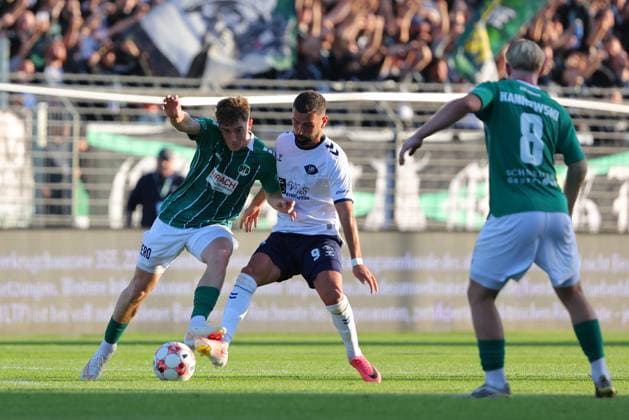 11.08.26, GER, Regionalliga Nord, Fussball, 1. Spieltag, Saison 2026 2027, Dietmar-Scholze-Stadion an der Lohmuehle, VfB Lübeck vs VfB Oldenburg Bjarne Pfundheller (VfB Luebeck 06) im Zweikampf gegen Drilon Demaj (VfB Oldenburg 09) Foto nordphoto GmbH Tauchnitz Luebeck Dietmar-Scholze-Stadion an der Lohmuehle SH Germany Copyright: xnordphotoxGmbHx xTauchnitzx