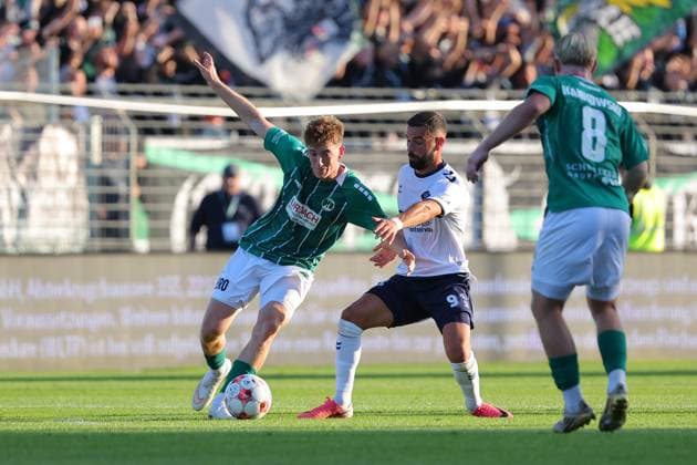 11.08.26, GER, Regionalliga Nord, Fussball, 1. Spieltag, Saison 2026 2027, Dietmar-Scholze-Stadion an der Lohmuehle, VfB Lübeck vs VfB Oldenburg Bjarne Pfundheller (VfB Luebeck 06) im Zweikampf gegen Drilon Demaj (VfB Oldenburg 09) Foto nordphoto GmbH Tauchnitz Luebeck Dietmar-Scholze-Stadion an der Lohmuehle SH Germany Copyright: xnordphotoxGmbHx xTauchnitzx