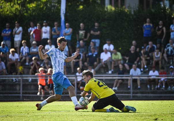 Fussball WFV Pokal 2026 2027 3. Runde 11.08.2026 FC Rottenburg - SV Stuttgarter Kickers David Stojak (li, Kickers) gegen Torwart Julian Haefner (re, FC Rottenburg)