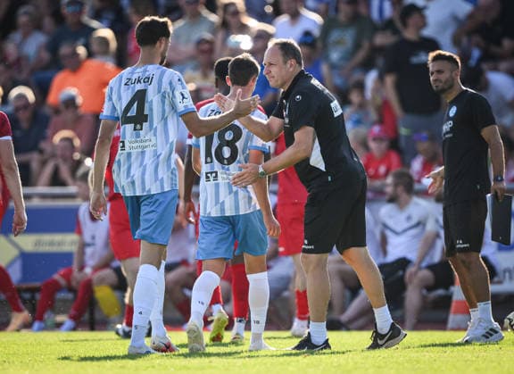 Fussball WFV Pokal 2026 2027 3. Runde 11.08.2026 FC Rottenburg - SV Stuttgarter Kickers Kickers Trainer Holger Bachthaler (Mitte) klatscht Elvir Zukaj (li, Nr.4, Kickers) ab