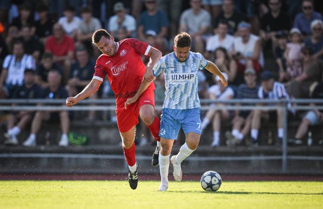 Fussball WFV Pokal 2026 2027 3. Runde 11.08.2026 FC Rottenburg - SV Stuttgarter Kickers Yannick Glessing (re, Kickers) gegen Rene Hirschka (li, FC Rottenburg)
