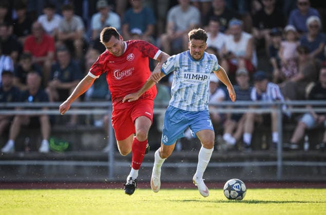 Fussball WFV Pokal 2026 2027 3. Runde 11.08.2026 FC Rottenburg - SV Stuttgarter Kickers Yannick Glessing (re, Kickers) gegen Rene Hirschka (li, FC Rottenburg)