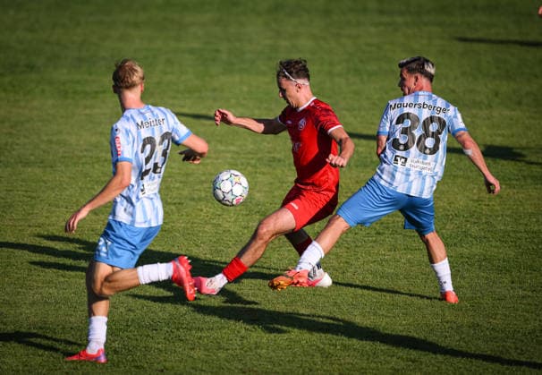 Fussball WFV Pokal 2026 2027 3. Runde 11.08.2026 FC Rottenburg - SV Stuttgarter Kickers Julian Marco Kiesecker (Mitte, FC Rottenburg) gegen Christian Mauersberger (re, Kickers)