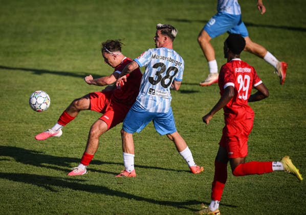 Fussball WFV Pokal 2026 2027 3. Runde 11.08.2026 FC Rottenburg - SV Stuttgarter Kickers Julian Marco Kiesecker (li, FC Rottenburg) gegen Christian Mauersberger (Mitte, Kickers)