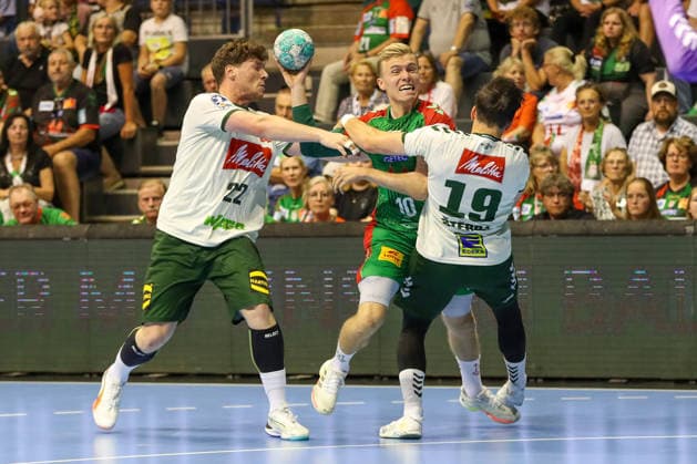 11.08.2026, xgox, Handball - Hummel Cup 2026 SC Magdeburg - GWD Mindenemspor, v.l. Philipp Vorlicek Michalczik (Minden, 22), Gisli Thorgeir Kristjansson (Magdeburg, 10), Jakub Sterba (Minden, 19) Zweikampf, Duell, Kampf, tackle Magdeburg