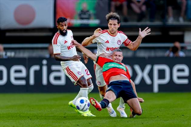 NIJMEGEN - N.E.C. Nijmegen aanvaller Bryan Linssen, Olympiacos Piraeus vedediger Panagiotis Retsos tijdens de Champions League wedstrijd tussen N.E.C. en Olympiacos in Stadion de Goffert op 11 augustus 2026 in Nijmegen , Nederland. -