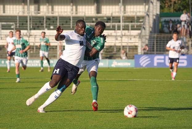 Foto : Anouar ADAM (Oldenburg) gegen Emmanuel APPIAH (Lübeck , rechts) Fussball Regionalliga Nord, am Di. 11.08.2026 VfB Lübeck - VfB Oldenburg