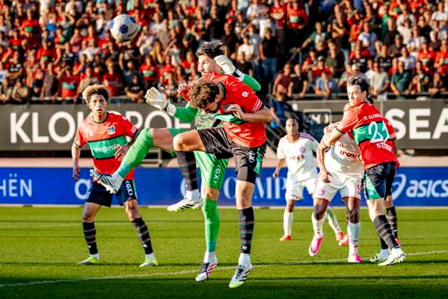 NIJMEGEN - N.E.C. Nijmegen verdediger Philippe Sandler, N.E.C. Nijmegen keeper Gonzalo Crettaz tijdens de Champions League wedstrijd tussen N.E.C. en Olympiacos in Stadion de Goffert op 11 augustus 2026 in Nijmegen , Nederland. -
