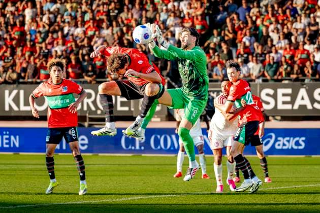NIJMEGEN - N.E.C. Nijmegen verdediger Philippe Sandler, N.E.C. Nijmegen keeper Gonzalo Crettaz tijdens de Champions League wedstrijd tussen N.E.C. en Olympiacos in Stadion de Goffert op 11 augustus 2026 in Nijmegen , Nederland. -