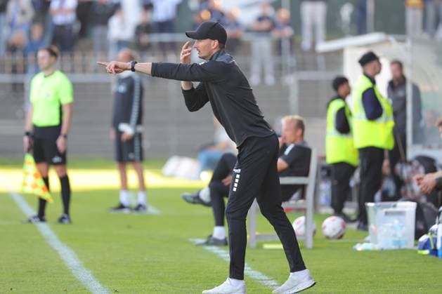 11.08.26, GER, Regionalliga Nord, Fussball, 1. Spieltag, Saison 2026 2027, Dietmar-Scholze-Stadion an der Lohmuehle, VfB Lübeck vs VfB Oldenburg Coachingzone Seitenlinie Trainerbereich Technische Zone. Trainer Kevin Rodewald (VfB Luebeck) gibt Handzeichen Foto nordphoto GmbH Tauchnitz Luebeck Dietmar-Scholze-Stadion an der Lohmuehle SH Germany Copyright: xnordphotoxGmbHx xTauchnitzx
