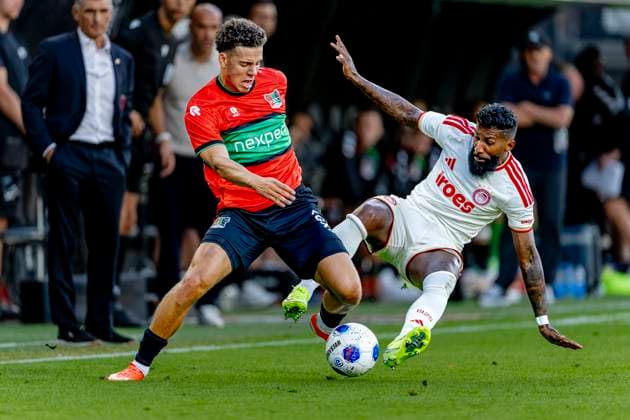 NIJMEGEN - N.E.C. Nijmegen verdediger Clement Bischoff, Olympiacos Piraeus vedediger Rodinei tijdens de Champions League wedstrijd tussen N.E.C. en Olympiacos in Stadion de Goffert op 11 augustus 2026 in Nijmegen , Nederland. -