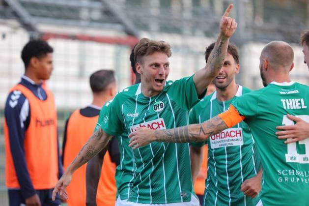 11.08.26, GER, Regionalliga Nord, Fussball, 1. Spieltag, Saison 2026 2027, Dietmar-Scholze-Stadion an der Lohmuehle, VfB Lübeck vs VfB Oldenburg Torjubel Jubel. Torschütze Torschuetze Fabian Istefo (VfB Luebeck 19) jubelt ueber das Tor zum 1:1 Foto nordphoto GmbH Tauchnitz Luebeck Dietmar-Scholze-Stadion an der Lohmuehle SH Germany Copyright: xnordphotoxGmbHx xTauchnitzx