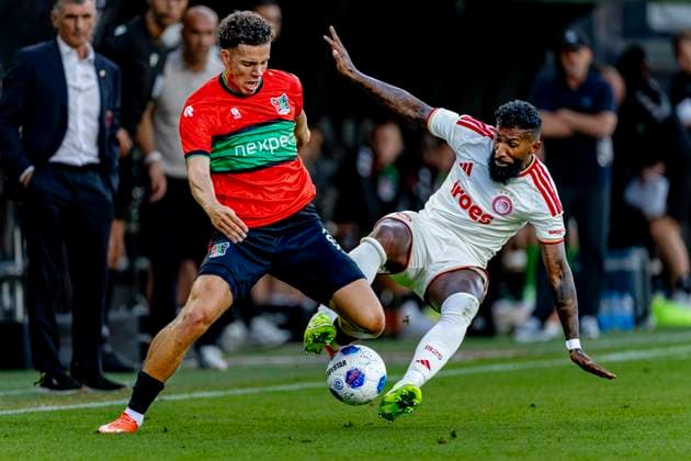 NIJMEGEN - N.E.C. Nijmegen verdediger Clement Bischoff, Olympiacos Piraeus vedediger Rodinei tijdens de Champions League wedstrijd tussen N.E.C. en Olympiacos in Stadion de Goffert op 11 augustus 2026 in Nijmegen , Nederland. -
