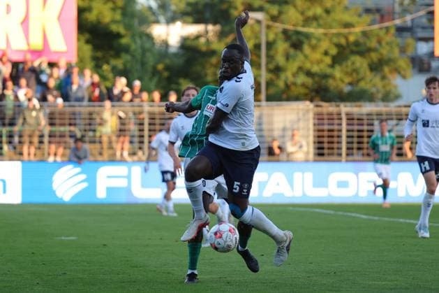 11.08.26, GER, Regionalliga Nord, Fussball, 1. Spieltag, Saison 2026 2027, Dietmar-Scholze-Stadion an der Lohmuehle, VfB Lübeck vs VfB Oldenburg Daouda Beleme (VfB Luebeck 21) im Zweikampf gegen Anouar Adam (VfB Oldenburg 05) Foto nordphoto GmbH Tauchnitz Luebeck Dietmar-Scholze-Stadion an der Lohmuehle SH Germany Copyright: xnordphotoxGmbHx xTauchnitzx
