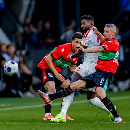 NIJMEGEN - Olympiacos Piraeus vedediger Rodinei, N.E.C. Nijmegen aanvaller Bryan Linssen tijdens de Champions League wedstrijd tussen N.E.C. en Olympiacos in Stadion de Goffert op 11 augustus 2026 in Nijmegen , Nederland. -