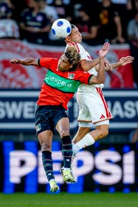 NIJMEGEN - Olympiacos Piraeus middenvelder Santiago HGezze, N.E.C. Nijmegen middenvelder Noe Lebreton tijdens de Champions League wedstrijd tussen N.E.C. en Olympiacos in Stadion de Goffert op 11 augustus 2026 in Nijmegen , Nederland. -