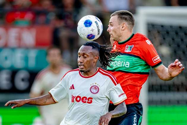 NIJMEGEN - Olympiacos Piraeus aanvaller Gelson Martins, N.E.C. Nijmegen middenvelder Darko Nejasmic tijdens de Champions League wedstrijd tussen N.E.C. en Olympiacos in Stadion de Goffert op 11 augustus 2026 in Nijmegen , Nederland. -