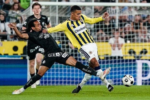 Fussball: Österreich: UEFA Champions League Qualifikation 2026 2027 - 3. Runde, 11.08.2026 - SK Sturm Graz (Österreich) vs. Fenerbahce Istanbul (Türkei) - Merkur Arena (Graz, Österreich); Emran Soglo (Sturm Graz), Mason Greenwood (Fenerbahce SK) Copyright: xLUKAxKOLANOVICx