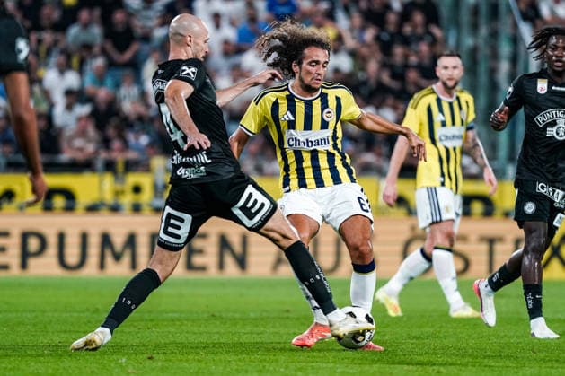 Fussball: Österreich: UEFA Champions League Qualifikation 2026 2027 - 3. Runde, 11.08.2026 - SK Sturm Graz (Österreich) vs. Fenerbahce Istanbul (Türkei) - Merkur Arena (Graz, Österreich); Jon Gorenc Stankovic (Sturm Graz), Matteo Guendouzi (Fenerbahce SK) Copyright: xLUKAxKOLANOVICx