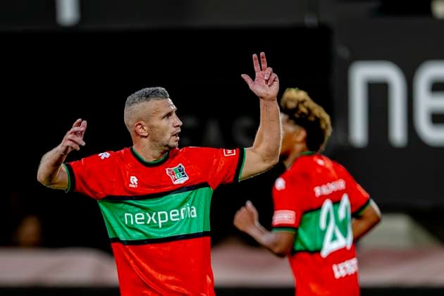 NIJMEGEN - N.E.C. Nijmegen aanvaller Bryan Linssen viert zijn doelpunt tijdens de Champions League wedstrijd tussen N.E.C. en Olympiacos in Stadion de Goffert op 11 augustus 2026 in Nijmegen , Nederland. -