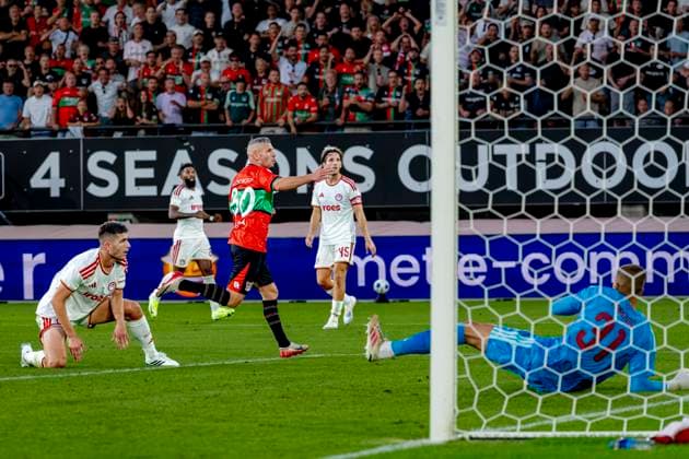 NIJMEGEN - N.E.C. Nijmegen aanvaller Bryan Linssen scoort de 1-1 tijdens de Champions League wedstrijd tussen N.E.C. en Olympiacos in Stadion de Goffert op 11 augustus 2026 in Nijmegen , Nederland. -