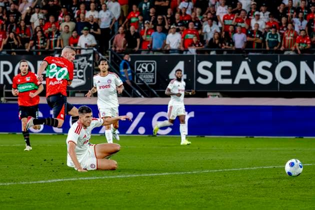 NIJMEGEN - N.E.C. Nijmegen aanvaller Bryan Linssen scoort de 1-1 tijdens de Champions League wedstrijd tussen N.E.C. en Olympiacos in Stadion de Goffert op 11 augustus 2026 in Nijmegen , Nederland. -