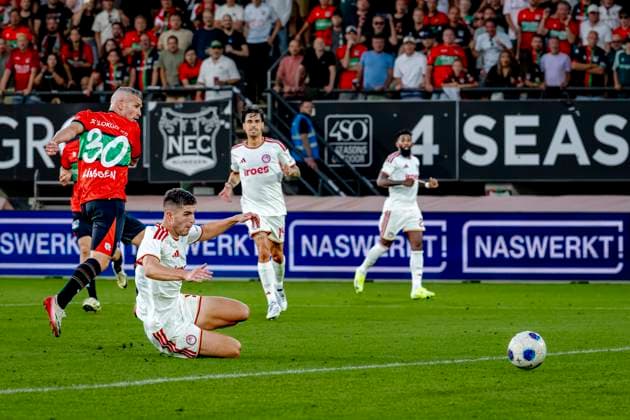 NIJMEGEN - N.E.C. Nijmegen aanvaller Bryan Linssen scoort de 1-1 tijdens de Champions League wedstrijd tussen N.E.C. en Olympiacos in Stadion de Goffert op 11 augustus 2026 in Nijmegen , Nederland. -