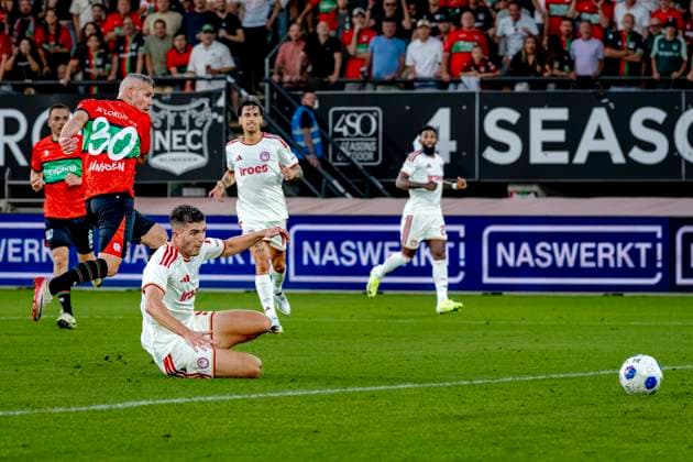 NIJMEGEN - N.E.C. Nijmegen aanvaller Bryan Linssen scoort de 1-1 tijdens de Champions League wedstrijd tussen N.E.C. en Olympiacos in Stadion de Goffert op 11 augustus 2026 in Nijmegen , Nederland. -