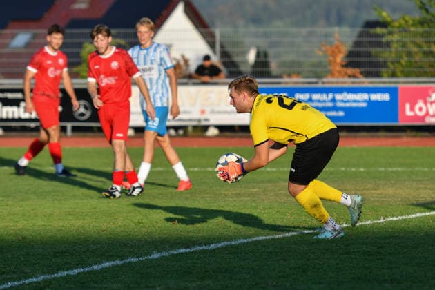 kein Problem fuer Julian Haefner (FC Rottenburg, 26) FC Rottenburg vs. SV Stuttgarter Kickers ,Fussball, WFV-Pokal, Gruppe 3, 3. Runde, Wuerttemberg, Saison 2026 2027, 11.08.2026, FC Rottenburg vs. SV Stuttgarter Kickers ,Fussball, WFV-Pokal, Gruppe 3, 3. Runde, Wuerttemberg, Saison 2026 2027, 11.08.2026 Rottenburg am Neckar Copyright: xEibner-Pressefoto RalphxKunzex EP_RKE