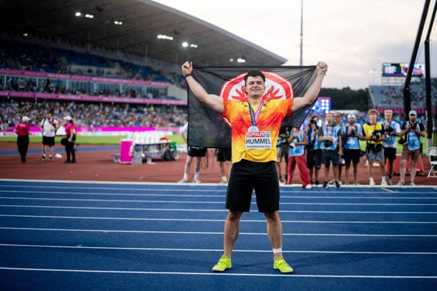 11.08.2026, GBR, Leichtathletik, Europameisterschaft 2026, Abendsession Tag 2, Birmingham Merlin Hummel ( Deutschland ) jubelt über Platz 2 und die Silber Medaille mit Eintracht Frankfurt Fahne, Hammerwurf Herren, Finale Birmingham Alexander Stadium England Großbritannien Copyright: xNordphoto Memmlerx