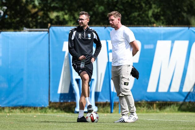 Sportdirektor Peer Jaekel (1. FC Magdeburg) mit Trainer Pascal Ibold (1. FC Magdeburg) - 2. Fußball Bundesliga Saison 2026-2027 1. FC Magdeburg Training an der Avnet Arena in Magdeburg - Fußball,Mann,Männer,Deutschland,11.08.2026