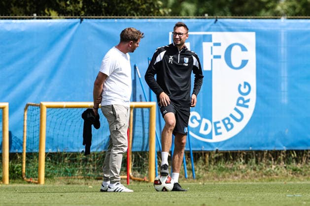 Trainer Pascal Ibold (r.) und Sportdirektor Peer Jaekel (1. FC Magdeburg) - 2. Fußball Bundesliga Saison 2026-2027 1. FC Magdeburg Training an der Avnet Arena in Magdeburg - Fußball,Mann,Männer,Deutschland,11.08.2026