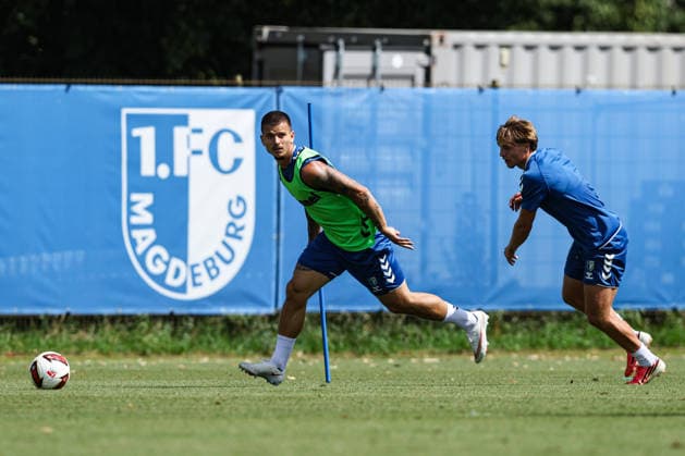 Mateusz Zukowski (1. FC Magdeburg,22) gegen Magnus Baars (1. FC Magdeburg,35) - 2. Fußball Bundesliga Saison 2026-2027 1. FC Magdeburg Training an der Avnet Arena in Magdeburg - Fußball,Mann,Männer,Deutschland,11.08.2026