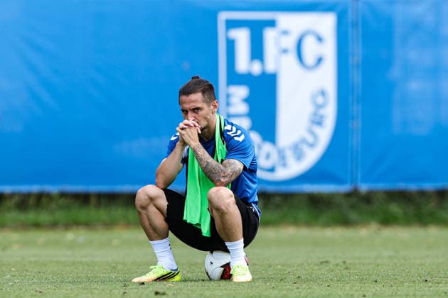 Baris Atik (1. FC Magdeburg,23) sitzt nach dem Training Minutenlang allein auf dem Platz - 2. Fußball Bundesliga Saison 2026-2027 1. FC Magdeburg Training an der Avnet Arena in Magdeburg - Fußball,Mann,Männer,Deutschland,11.08.2026