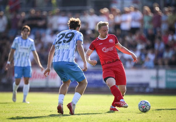 Fussball WFV Pokal 2026 2027 3. Runde 11.08.2026 FC Rottenburg - SV Stuttgarter Kickers Loris Zettel (re, FC Rottenburg) gegen David Stojak (li, Kickers)