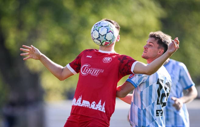 Sport Bilder des Tages #2 Fussball WFV Pokal 2026 2027 3. Runde 11.08.2026 FC Rottenburg - SV Stuttgarter Kickers Aaron Leyhr (li, FC Rottenburg) mit Ball vor dem Kopf gegen Maximilian Zaiser (re, Kickers)