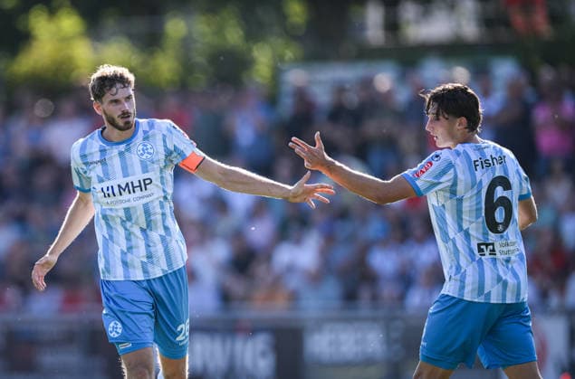 Fussball WFV Pokal 2026 2027 3. Runde 11.08.2026 FC Rottenburg - SV Stuttgarter Kickers JUBEL Kickers; Luca Trislic (li) klatscht Ben-Luca Fisher (re) ab