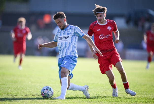 Fussball WFV Pokal 2026 2027 3. Runde 11.08.2026 FC Rottenburg - SV Stuttgarter Kickers Yannick Glessing (li, Kickers) gegen Raphael Langer (re, FC Rottenburg)