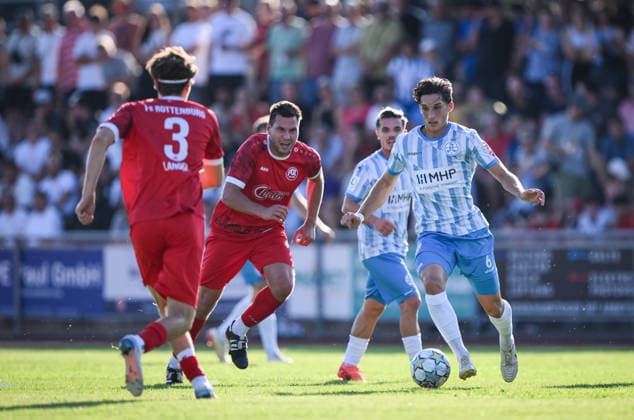 Fussball WFV Pokal 2026 2027 3. Runde 11.08.2026 FC Rottenburg - SV Stuttgarter Kickers Ben-Luca Fisher (re, Kickers) gegen Rene Hirschka (Mitte, FC Rottenburg)