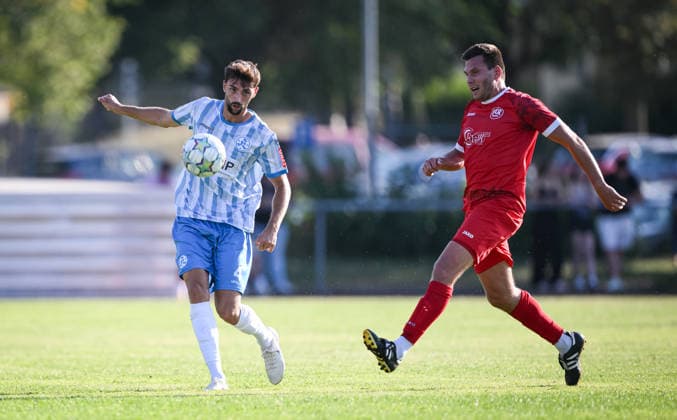 Fussball WFV Pokal 2026 2027 3. Runde 11.08.2026 FC Rottenburg - SV Stuttgarter Kickers Elvir Zukaj (li, Kickers) gegen Rene Hirschka (re, FC Rottenburg)