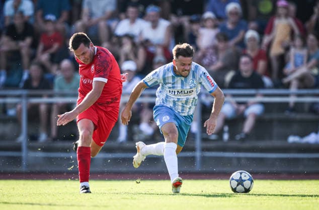 Fussball WFV Pokal 2026 2027 3. Runde 11.08.2026 FC Rottenburg - SV Stuttgarter Kickers Yannick Glessing (re, Kickers) gegen Rene Hirschka (li, FC Rottenburg)
