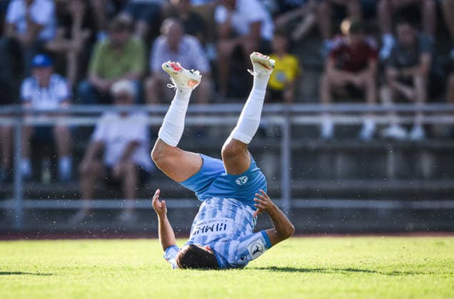 Fussball WFV Pokal 2026 2027 3. Runde 11.08.2026 FC Rottenburg - SV Stuttgarter Kickers Yannick Glessing (Kickers) steht Kopf