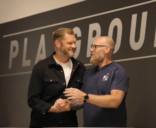Foto : Trainer Ales PAJOVIC (rechts , Flensburg ) begrüsst Hamburgs Johannes BITTER Saisonauftakt Handball Bundesliga , Pressekonferenz der Nordvereine in Kiel am Di. 11.08.26
