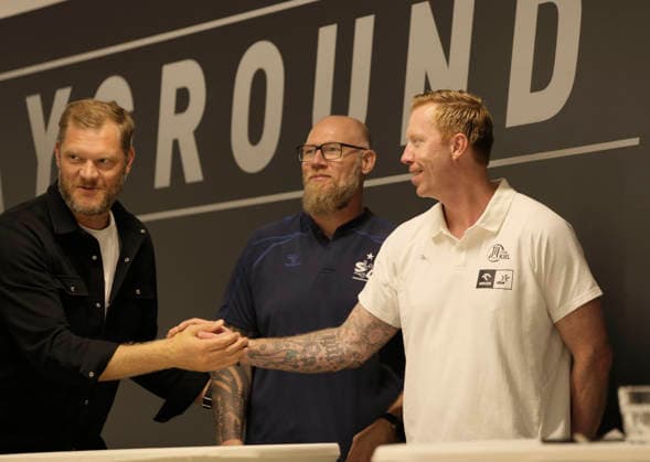 Foto : die Trainer Boerge LUND (THW Kiel , rechts und Trainer Ales PAJOVIC , mitte , Flensburg , begrüssen Jogi Bitter (HSV) Saisonauftakt Handball Bundesliga , Pressekonferenz der Nordvereine in Kiel am Di. 11.08.26
