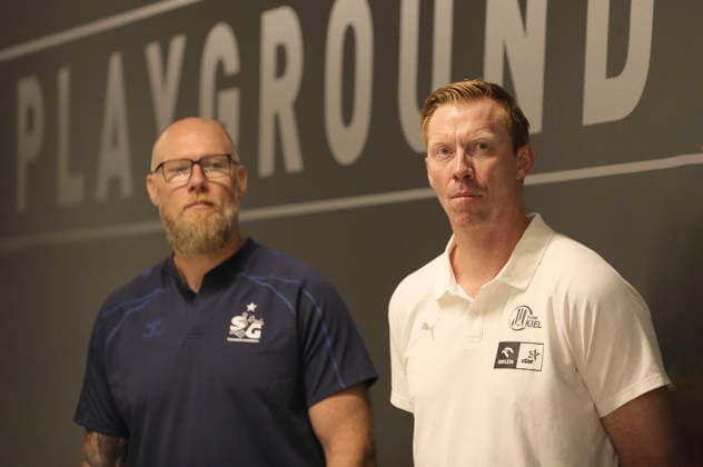 Foto : die Trainer Boerge LUND (THW Kiel) und links Trainer Ales PAJOVIC (Flensburg) im Gespräch Saisonauftakt Handball Bundesliga , Pressekonferenz der Nordvereine in Kiel am Di. 11.08.26