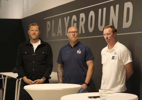 Foto : die Trainer Boerge LUND (THW Kiel) und Trainer Ales PAJOVIC (Flensburg, mitte) im Gespräch mit Johannes Bitter (HSV Handball Hamburg) Saisonauftakt Handball Bundesliga , Pressekonferenz der Nordvereine in Kiel am Di. 11.08.26