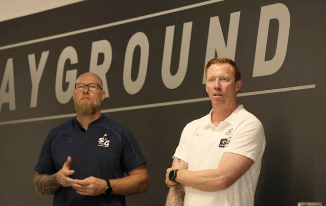 Foto : Trainer Boerge LUND (THW Kiel) und links ... Trainer Ales PAJOVIC (Flensburg) Saisonauftakt Handball Bundesliga , Pressekonferenz der Nordvereine in Kiel am Di. 11.08.26